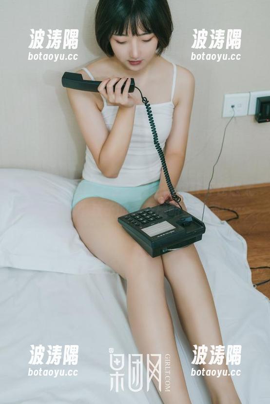 GIRLT果团网 - 王语纯的高跟鞋存在感太强，图片中袜子的存在感略显微弱……