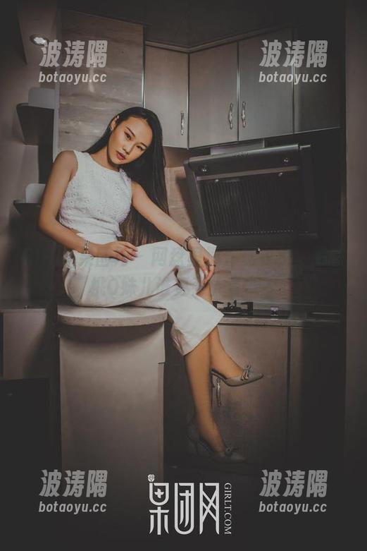 GIRLT果团网 - 网盘里那件连衣裙，跟蜜桃Q妹儿谁更惹人喜欢？