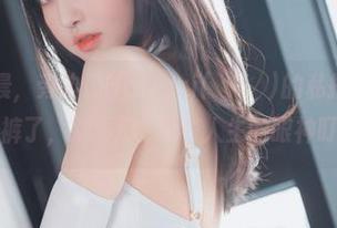 球场的清晨，旁边是HaNari(하나리)的私拍泳衣：该回家换泳裤了，别再用Ч思考人生的眼神盯着她了！