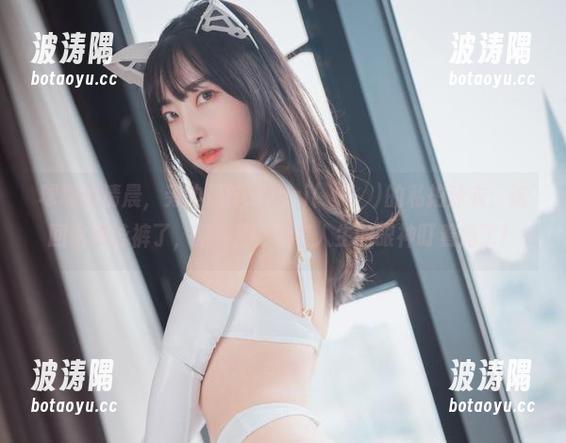 球场的清晨，旁边是HaNari(하나리)的私拍泳衣：该回家换泳裤了，别再用Ч思考人生的眼神盯着她了！