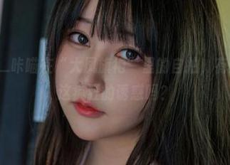 KANEKO_咔喵在“大凤旗袍”里的自拍，有人能挡得住这疯狂的诱惑吗？