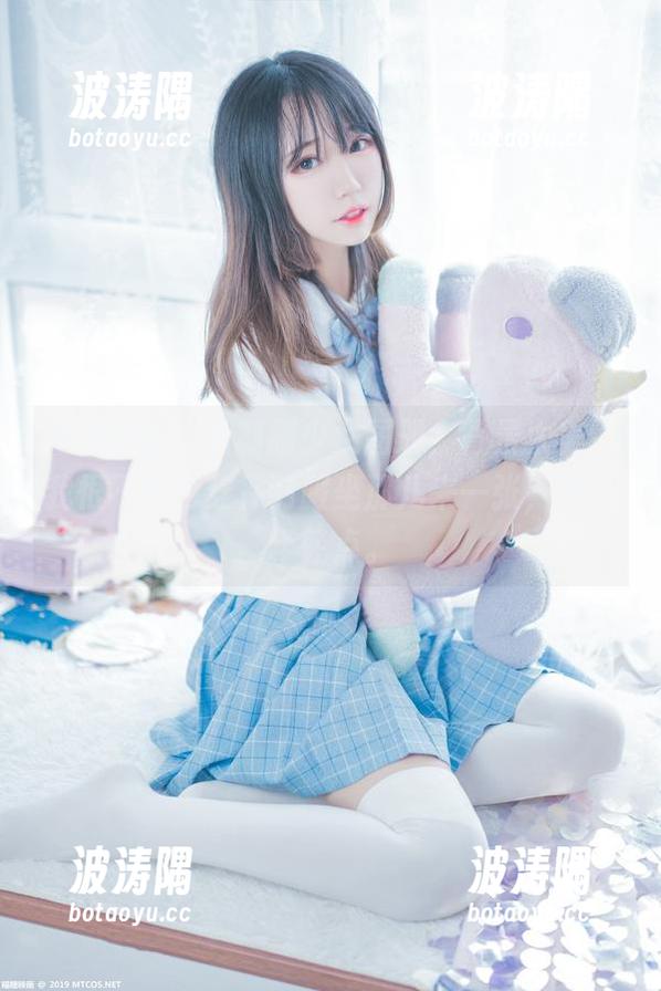 喵糖映画最新制服少女图册，背景太美，我恨不得也穿件制服坐那儿来一张，显得年轻点。