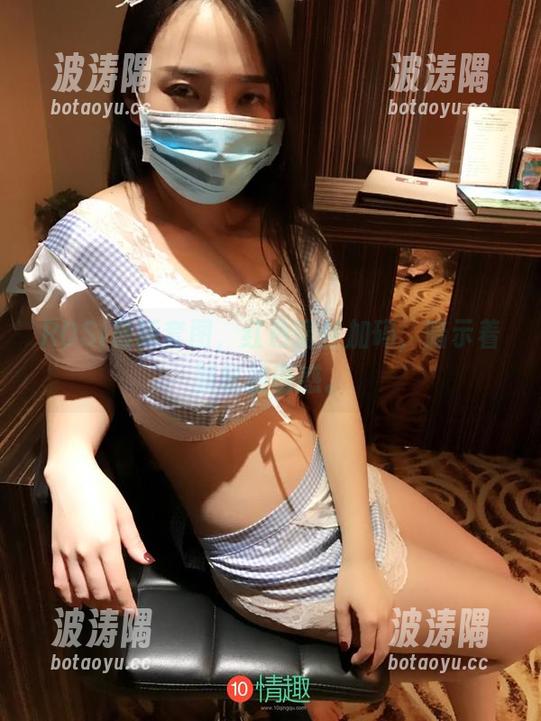 ROSI最新套图，红色蕾丝加码，暗示着隐秘的诱惑。