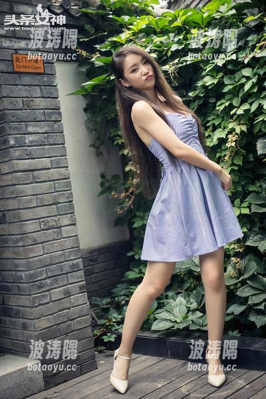 TouTiao头条女神-刘瑾希 TouTiao头条女神 - 刘瑾希美脚套图,腿型各异,谁还敢说美只在脸上?
