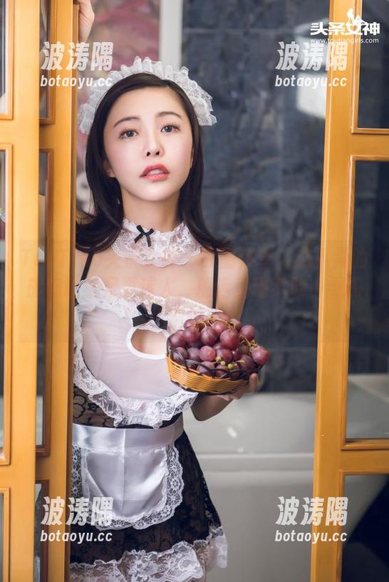 TouTiao头条女神 - 原图分享：艾小青的旗袍让玉足更迷人，精选呈现不敢小觑的细节！