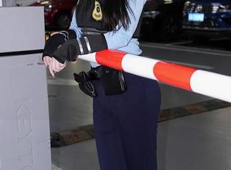 Xiuren秀人网 – 小蛮妖_honey鲤鱼跃出水面，泳池写真合集来袭，别眨眼！