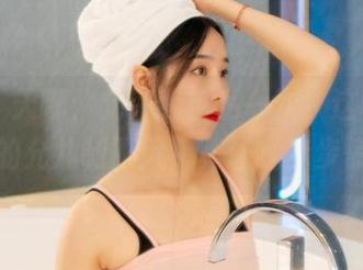 丽柜 – 天哪，允许我自私一次，这种高清美图的允儿制服风，真让我步步惊心！