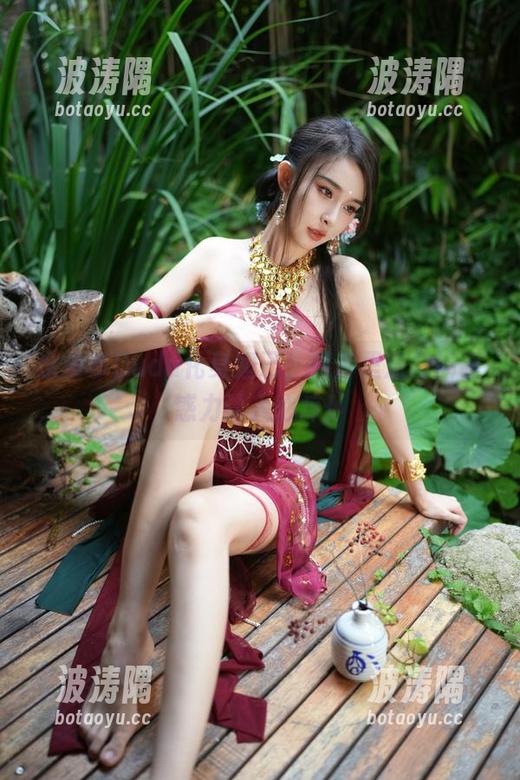 余多多Dudu化身妲己，图片里流露的诱惑力让人心痒！