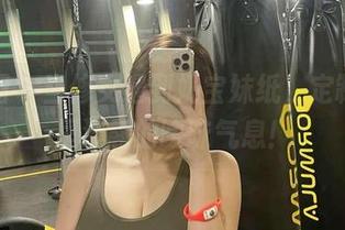 微密圈 – 当修女遇到奶宝妹纸，定制写真里流露的暧昧气息！