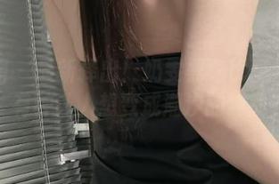 微密圈 – 最新释出！奶雯黑色比基尼图集，有种让人想变成潮汐的冲动。