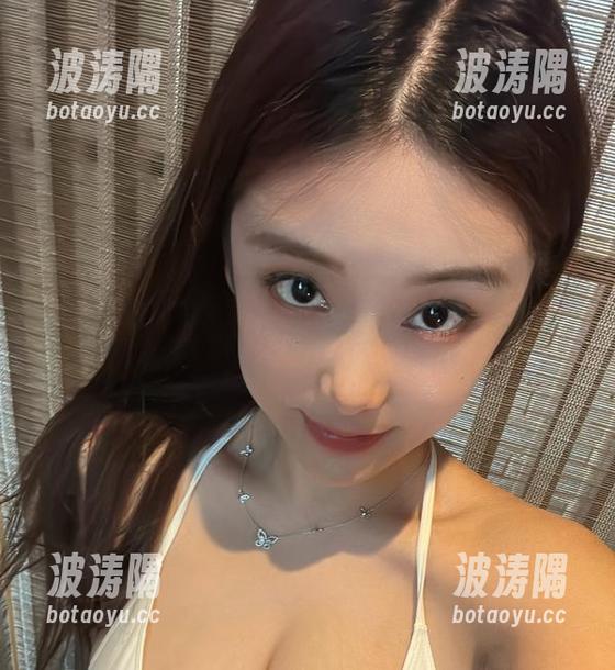微密圈 - 奶雯的高清版银色吊带裙，希望有个专属的配乐，哈哈！