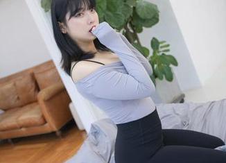 当灰色遇上宋哈娜，套图中的微妙，难以言喻。