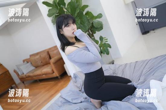 当灰色遇上宋哈娜，套图中的微妙，难以言喻。
