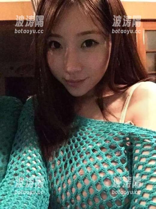 微密圈 - 小芯酱的私拍作品，吊带黑丝之间的张力，让人不自觉放慢了呼吸。