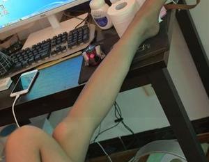 异思趣向 – 小九的在线作品：短裙长腿，谁还注意衣服啊，就关注这双美腿吧。