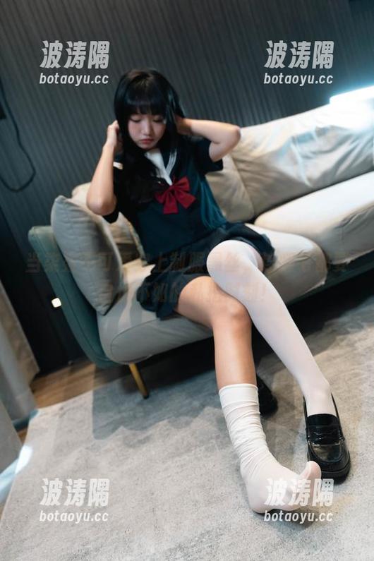 当柒柒不可爱穿上制服黑丝，连腿毛都要自愧不如的私拍时刻！
