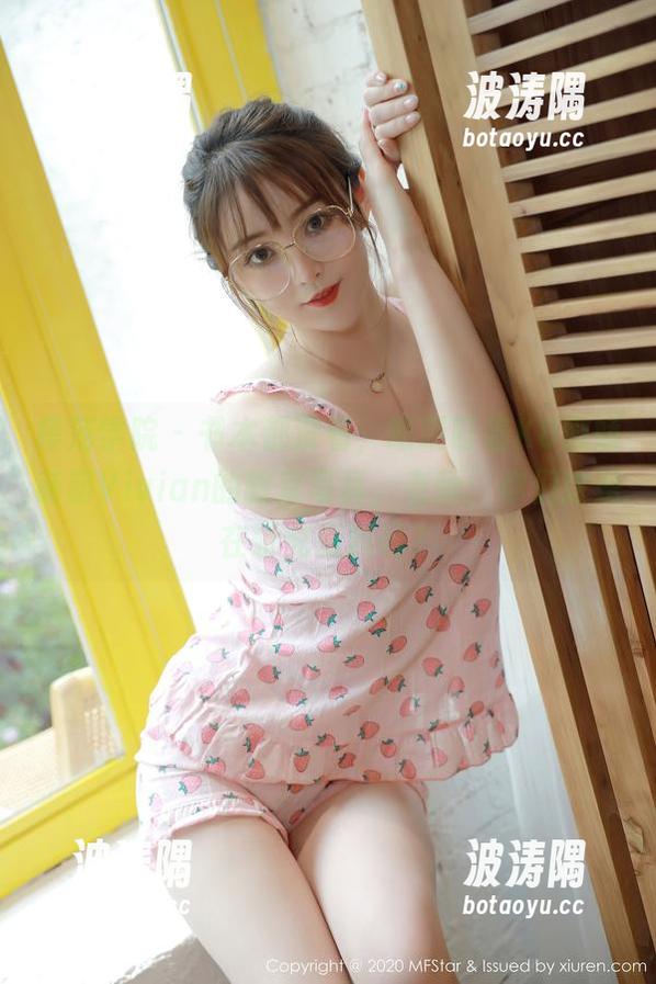 模范学院 - 书本都没看，眼睛盯着K8傲娇萌萌Vivian的教室写真，老师：你们这是在研究资料吗？