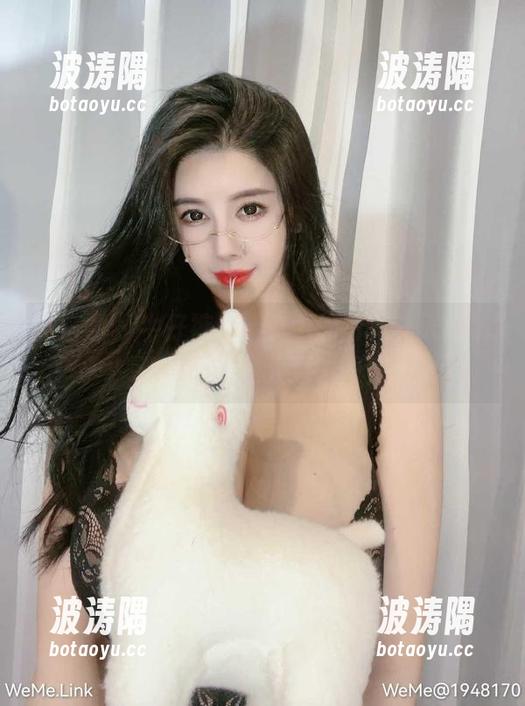 微密圈 - 牛仔裤与猪小七的写真，天哪，这搭配也是太逗了吧！