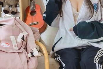 下载神沢永莉泳装全套，看她的自信有多令人羡慕，完全不在意旁边的喧嚣。