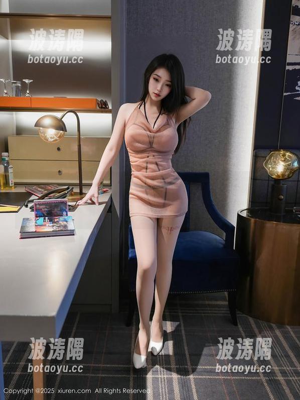 秀人网 - 快看！MOON嘉依的唯一最新粉色套图，有种潜藏的美好等你去发掘。