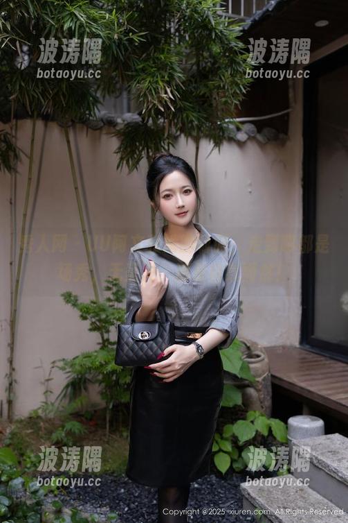 秀人网 - UU阿文和她的制服，走到哪都是场秀，无圣光，那是自然而然！
