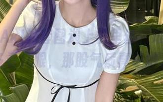 当秋山AkI的套图遇上裤里丝，难免让我多看几眼，那股气质真奇妙。