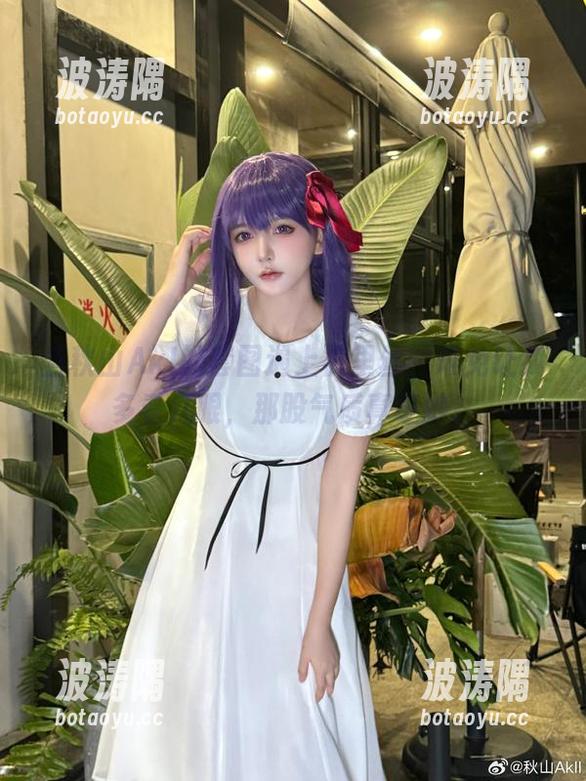 当秋山AkI的套图遇上裤里丝，难免让我多看几眼，那股气质真奇妙。