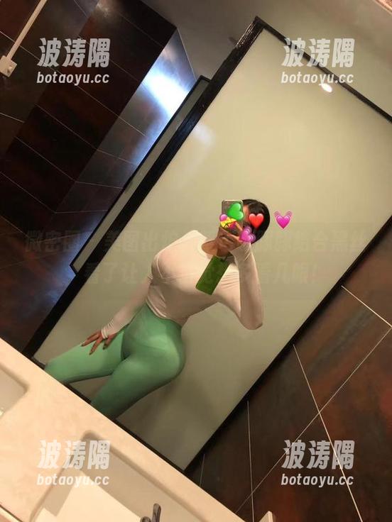 微密圈 - 美图出炉，紫色哒豚豚结合黑丝，看了让人不自觉想多看几眼！