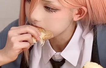私拍遇见腥味猫罐，连衣裙犹如猫咪的妙趣横生！