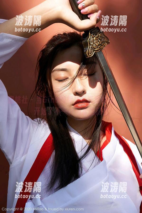 蜜桃社 - 当Gina的棉袜与资源碰撞，它们开始了不一样的套图旅程