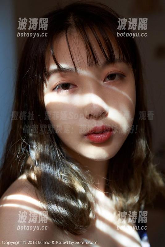 蜜桃社 - 索菲娅Sophia泳装写真，观看的我默默决定：我也是游泳健将！