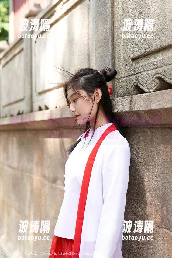 蜜桃社 - 美绪在泳衣中：高清图册见证天使下水的神奇时刻！