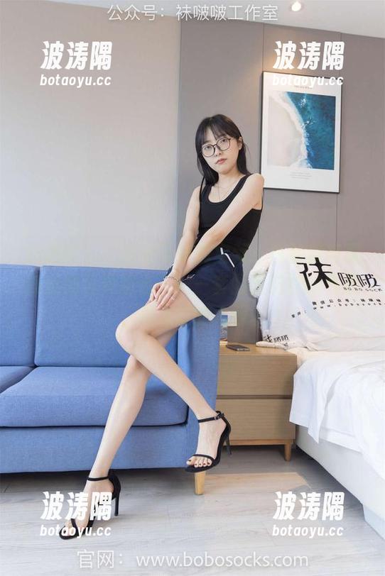袜啵啵 - “奶油带来的宝藏：白船袜与厚肉丝的写真组合”——套图里流露的气息，是沉默的大胆。