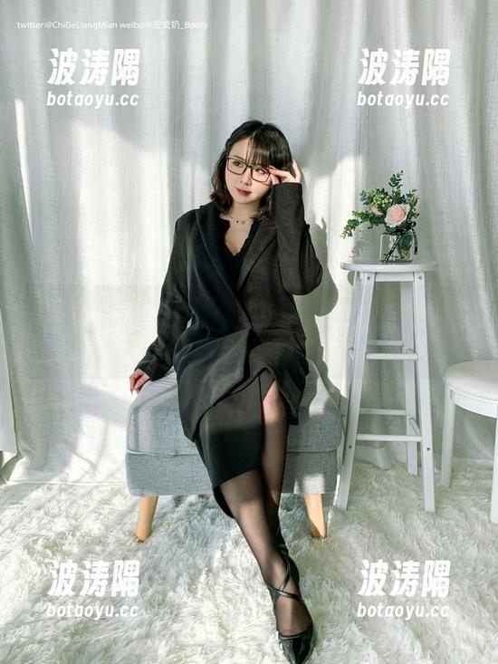 图片里的超皮皮皮奶，战术背心带来一阵莫名其妙的冲击感。