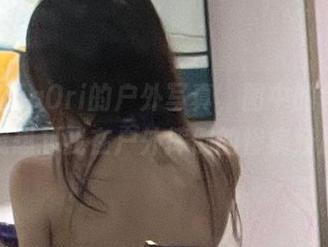 这组阿薰kaOri的户外写真，图中的每一处都让我想起我在户外摔倒的惨痛经历。