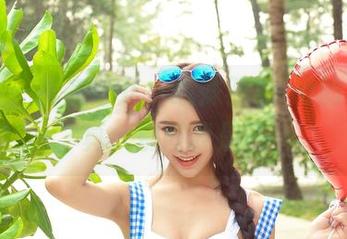 青豆客 – 就在这儿，战姝羽Zina的夏天写真，别问我是谁
