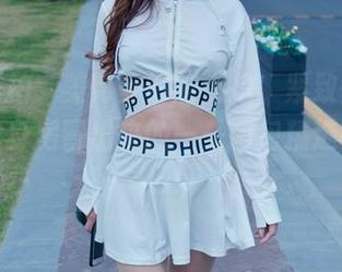 魔镜街拍：美臀少妇的街拍，紧致得像是刚从健身房冒出来的——图包精选效果加倍！