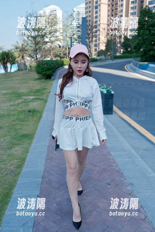 魔镜街拍：美臀少妇的街拍，紧致得像是刚从健身房冒出来的——图包精选效果加倍！