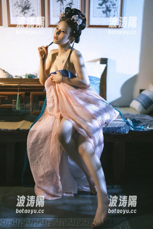 私拍图的鹿八岁baby和秘书角色，难道是我少看到的另一面？