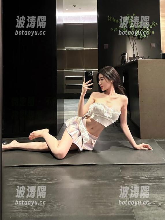 微密圈 - 不得不说，黎允熙baby的漏背裙图集里，绿色显得脑袋瓜里都有小绒球